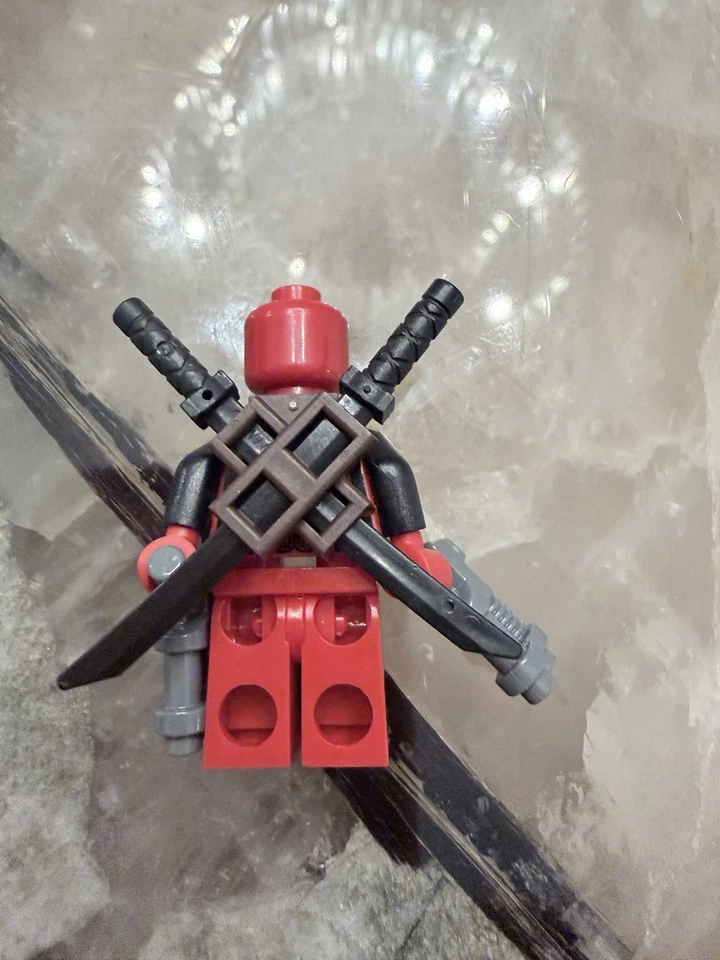 LEGO Super Heroes Deadpool Minifigure - sh0032 - Set 6866 perfect condition. - Image 3 of 4