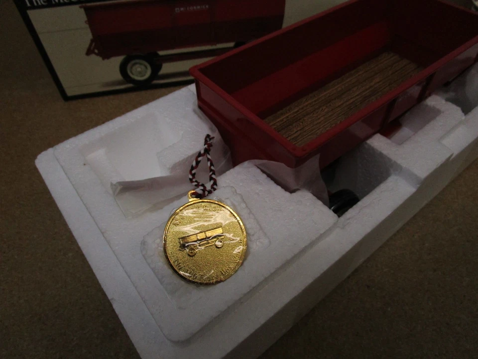 McCormick Flare Box Wagon ERTL 1/16 Precision Medallion box farm 14128 diecast Z - Image 2 of 4