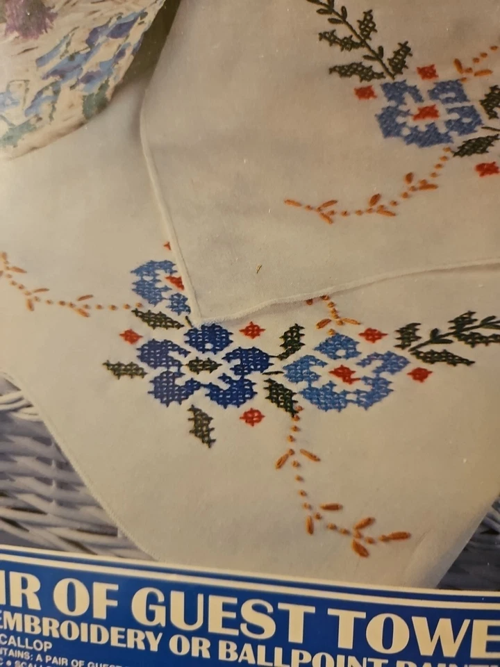 Nuevo par de toallas para invitados Vogart Crafts 8721D estampadas para bordar 12" x 19" Foto 4 de 4