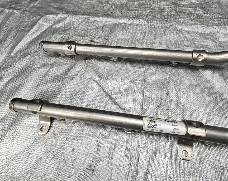 2009 FORD TAURUS 3.5L ENGINE FUEL INJECTOR RAIL 7T4E-9F797-HA OEM - Imagem 4 de 4