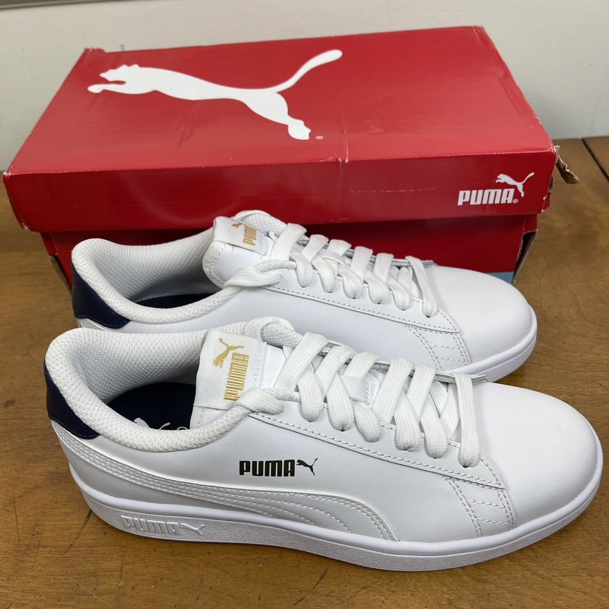 Deportivo Puma Smash V2 L 365215 en color blanco-marino para hombre.