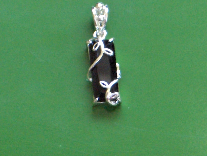 COLGANTE FACETADO ELEGANTE ÓNIX CHAPADO EN ORO BLANCO 14K 1.5", ¡GUAUWW! SÍ WOWWWWW! Foto 2 de 2