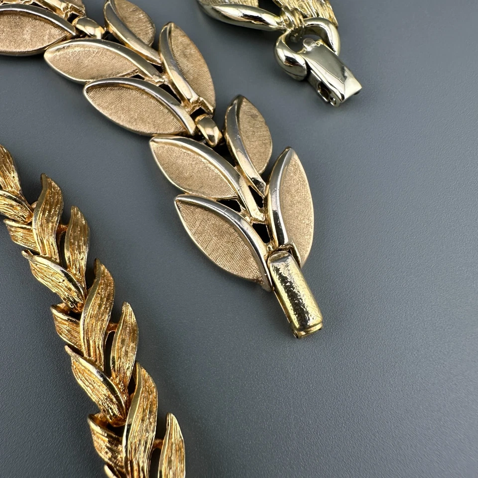 Lote de 3 brazaletes de eslabones de hoja firmados de diseñador vintage Trifari Lisner tono dorado Foto 4 de 4