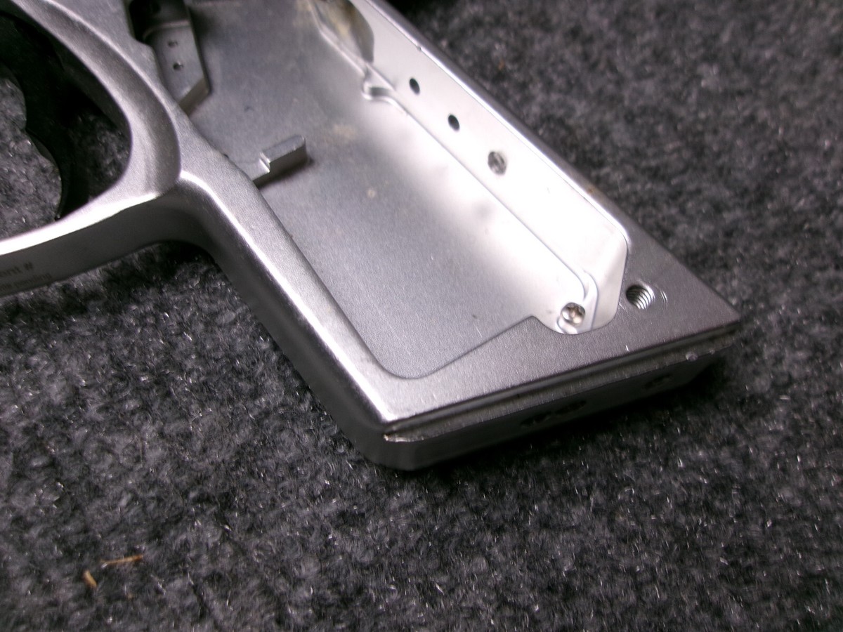 Poussière dorée scintillante sur un fond gris transparent Poussière