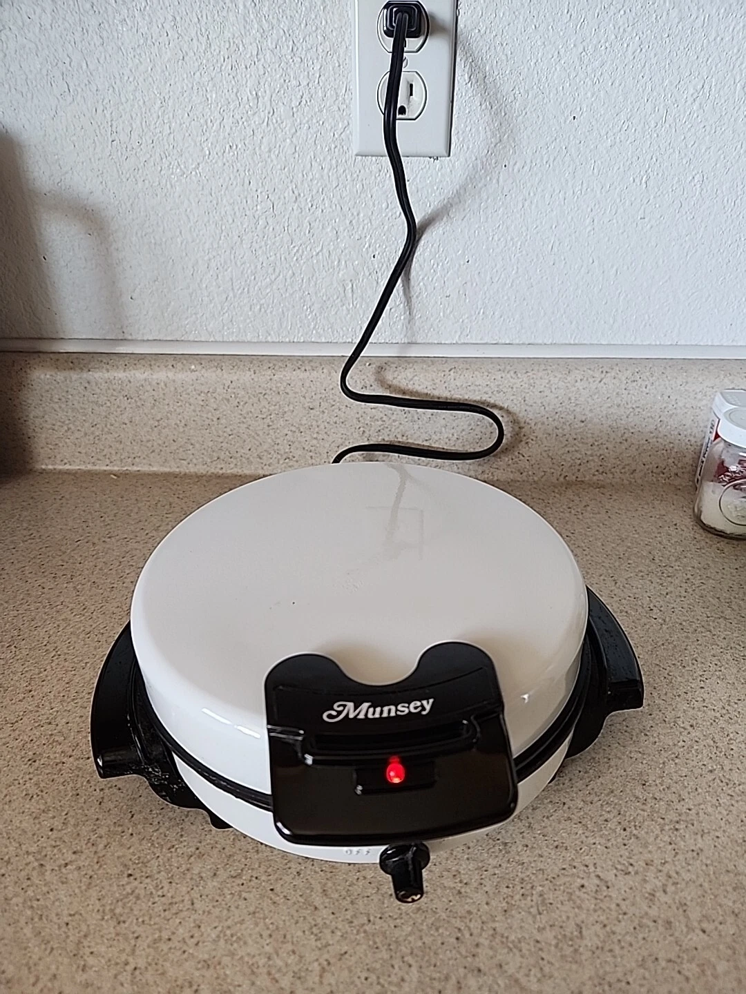 Vintage White Circle Munsey Waffle MakerModel RW-7 750W 130v