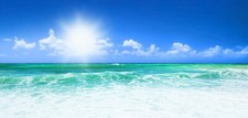 Wandbild: Schöner blauer Strand mit Panoramablick auf das Meer, mit [...]