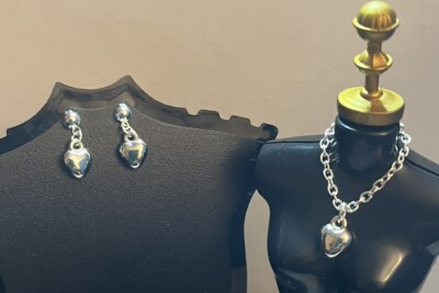 Barbie/Sindy. 12 Zoll Puppen Handarbeit Schmuck Ohrringe Halskette Zubehör Brandneu