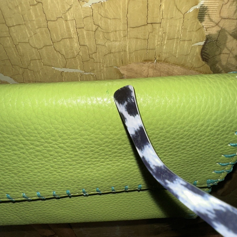 Bolso sin asas o bandolera de cuero verde Carlos Falchi cadena dorada borde azul Foto 4 de 4