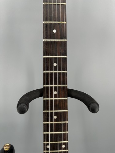 Corpo Solido Nero ST Chitarra Elettrica Corpo Basso Nero Battipenna Parte Oro - Foto 11 di 16
