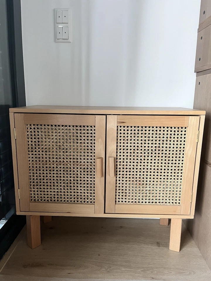 Sideboard aus Holz mit Rattan-Netztüren – nordischer Boho-Stil. 75 X30 X 63cm