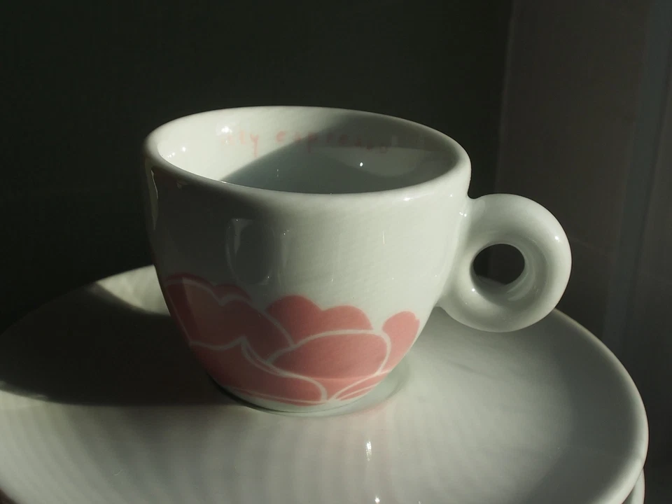 Juego de cuatro tazas de café espresso con platillos Illy Foto 2 de 4