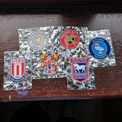 X6 Lot Vereinsabzeichen Folienaufkleber. ( 750 782 669 142 781 383 ) Panini EFL 2025-26