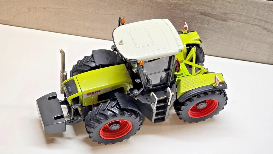 UH UNIVERSAL HOBBIES 1:32 Claas Xerion 3300 Trac VC Traktor - Bild 2 von 4