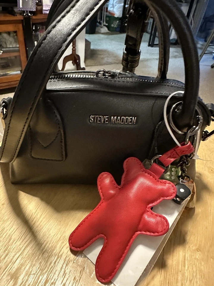 Bandolera Steve Madden en negro con dijes Foto 3 de 4