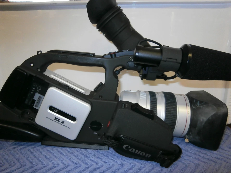 Canon XL2 Mini DV Camcorder PAL format. 3 CCD with 20 X optical zoom lens. A1. - Image 4 of 4