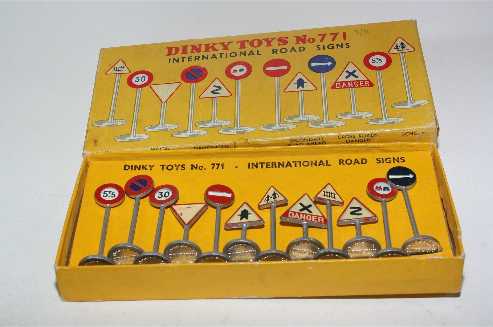 Dinky 771, International Road Signs - Free Price Guide & Review