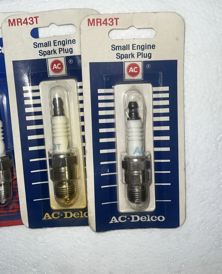 LOT OF Eight 8 NOS AC Marine Small Engine Spark Plugs MR43T (L4) Foto 2 de 4