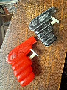 2 VINTAGE WEE GEE WATER GUNs, 1960s, SQUIRT GUN, 3", RED and BLACK PARK PLASTICS