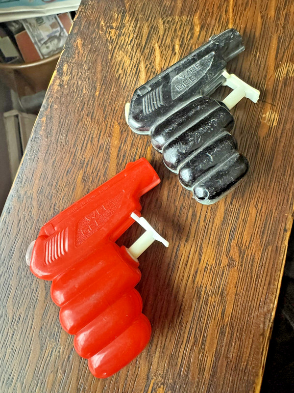 2 VINTAGE WEE GEE WATER GUNs, 1960s, SQUIRT GUN, 3", RED and BLACK PARK PLASTICS
