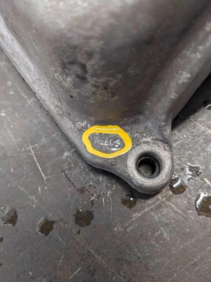 86-93 Mazda B2000 B2200 Cubierta de válvula poste lateral PCV 2,2 L 4 L aluminio con aceite 1173794 Foto 3 de 4