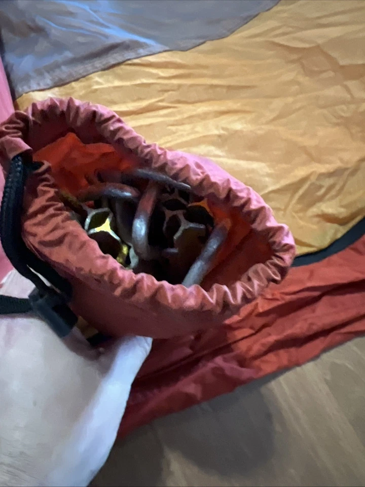 Tienda Marmot Thor 3P 4 estaciones con postes, estacas y bolsa de almacenamiento. Mosca sin lluvia Foto 3 de 4