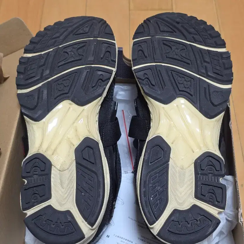 Asics GEL-Kayano 14 Gore-Tex Running Shoes Black 260 thumbnail 4