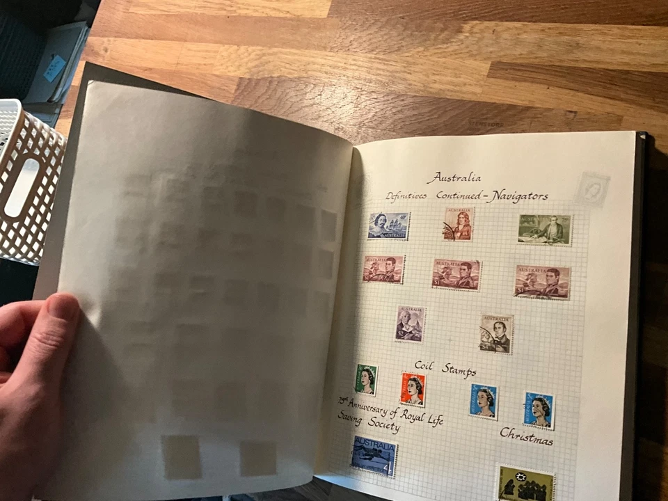 australia stamps qe large lot loose leave album % - Image 3 of 4