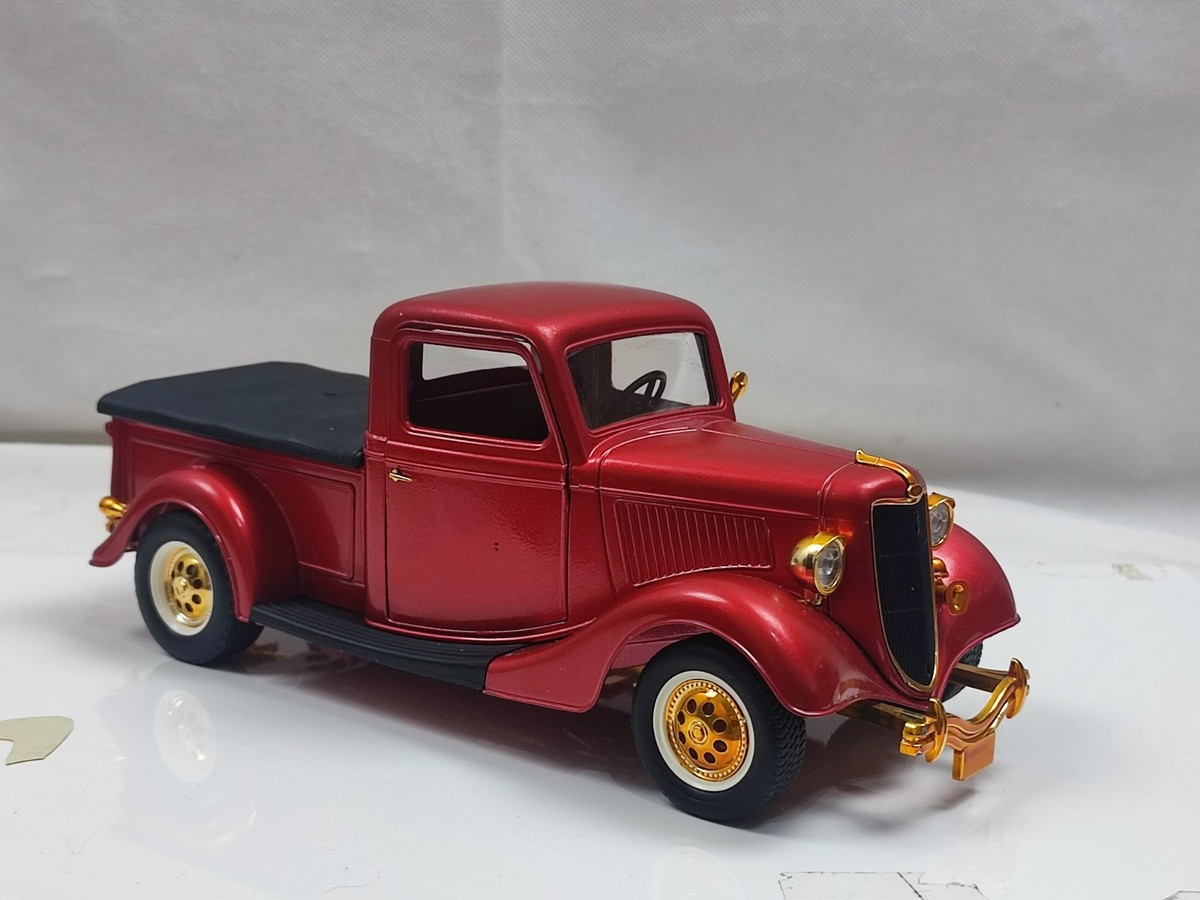 Solido 1/18 Ford Pickup V8 Classic Truck Satin Red Gold Vintage