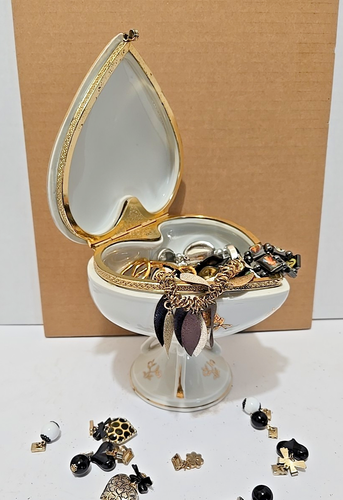 Vintage Arnart Heart Shaped Trinket Box on Pedestal 6" Tall Japan Porcelain - Picture 3 of 15