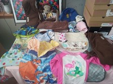 Lot Of 40 baby accessories lot burping clothes And Clothing Hats Bibs T3 21