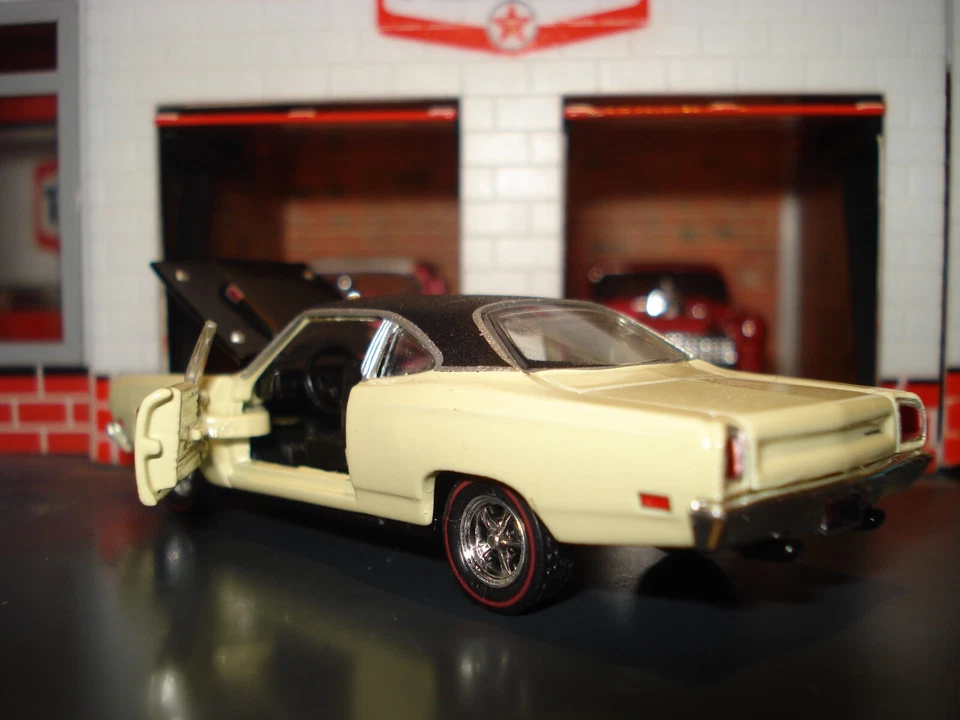 1969 PLYMOUTH ROAD RUNNER LIMITED EDITION 1/64 M2 1960'S MUSCLE 440 YELLOW - Image 4 of 4
