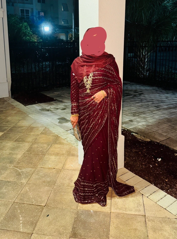 Hermoso sari rojo totalmente bordado con blusa de terciopelo talla mediana Foto 2 de 4