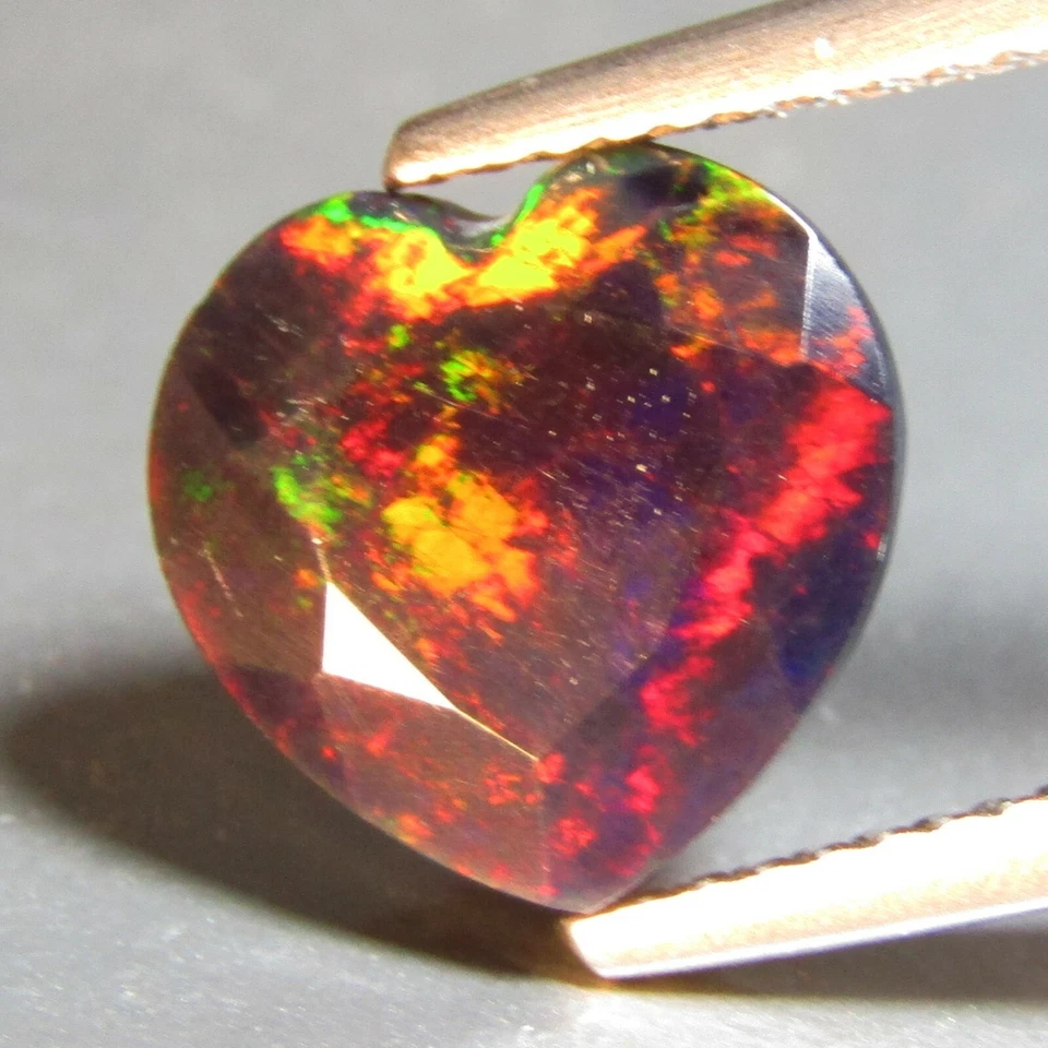 Натуральный черный опал 2,29 карата 10 мм драгоценный камень сердечной огранки из Эфиопии Ref-VDO  - Изображение 3 из 4