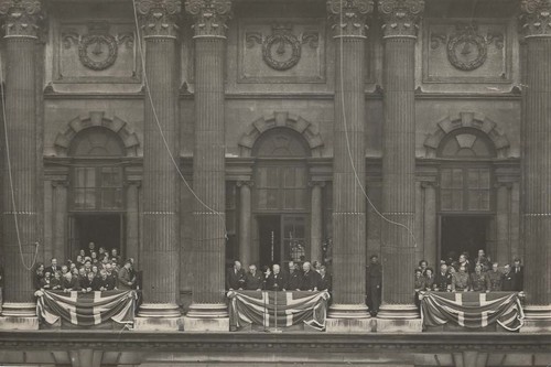 PHOTOGRAPH WINSON CHURCHILL VICTORY SPEECH FROM THE MINISTRY OF HEALTH 1945 - Foto 1 di 2