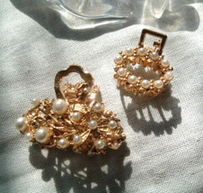 PAIR LARGE N SMALL WHITE PEARL GOLDEN FLORAL HAIR CLAW CLIPS