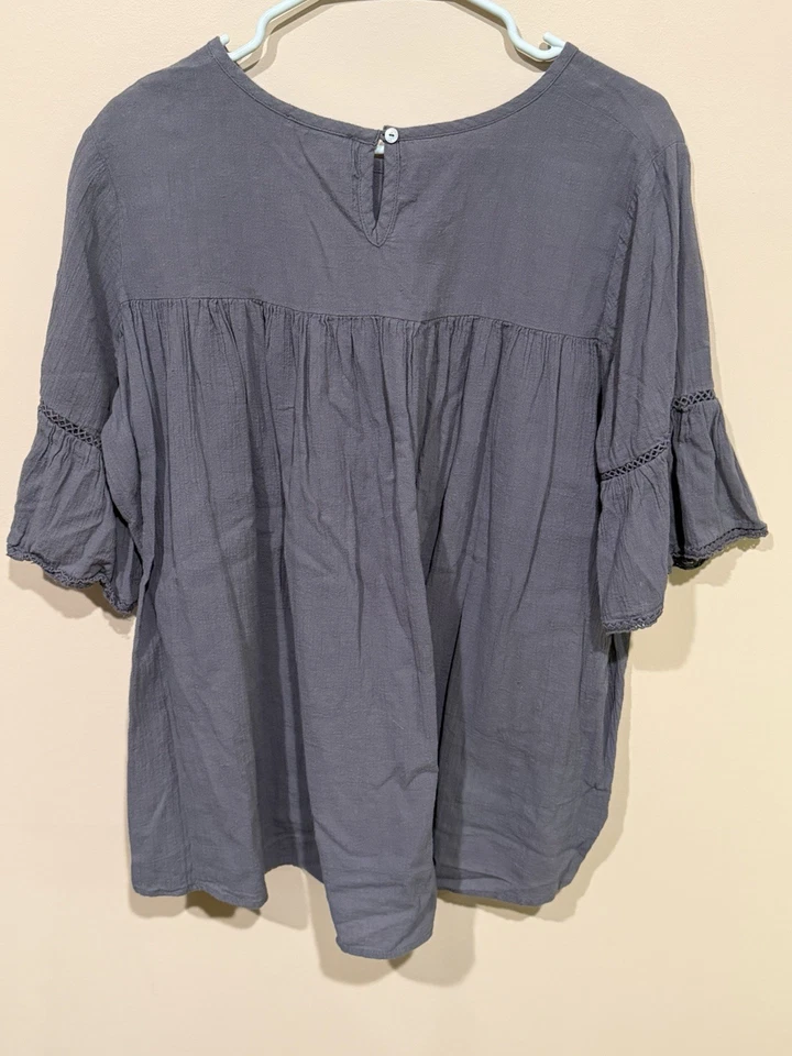 Blusa caballete azul grisáceo mezcla algodón con canesú fruncido y mangas campana. Foto 3 de 3