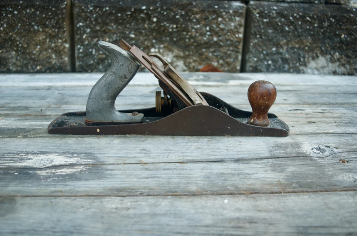 Hand plane handle outlet