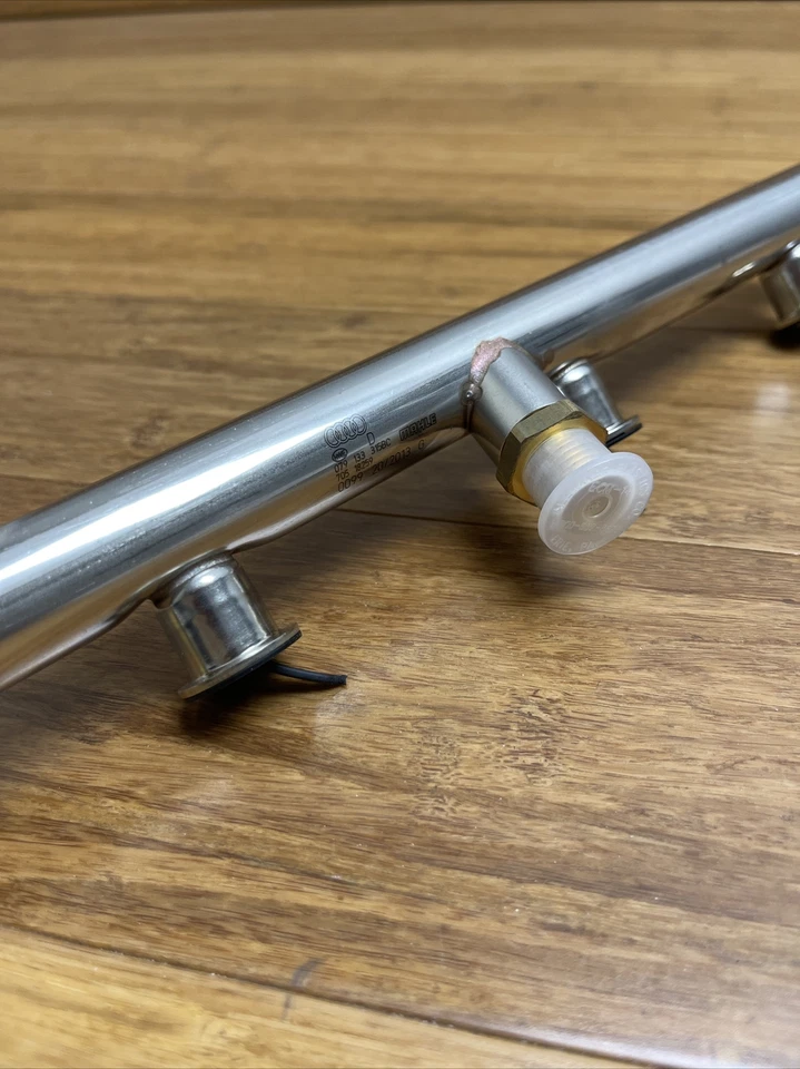 Левая форсунка топливной рейки 2009-2011 Audi S5 от оригинального производителя 079133315bc оригинальная деталь - Изображение 3 из 4