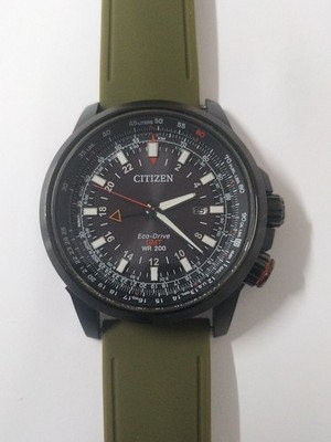 CITIZEN ECO-DRIVE GMT B877-R005 UHR 47MM GEHÄUSE SCHWARZES ZIFFERBLATT MILITÄRGRÜNES ARMBAND.