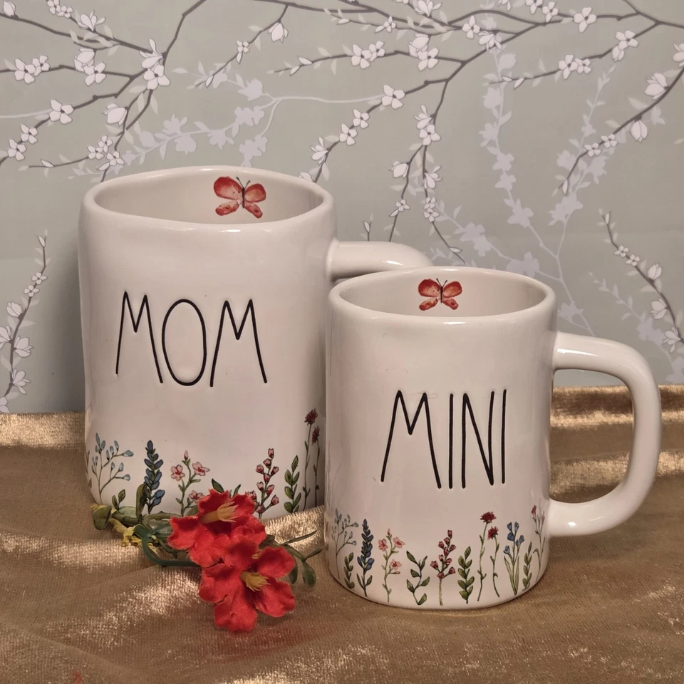 Juego de tazas Rae Dunn "MOM" y "MINI". Este es un juego de regalo de taza de café de dos piezas... Foto 2 de 4