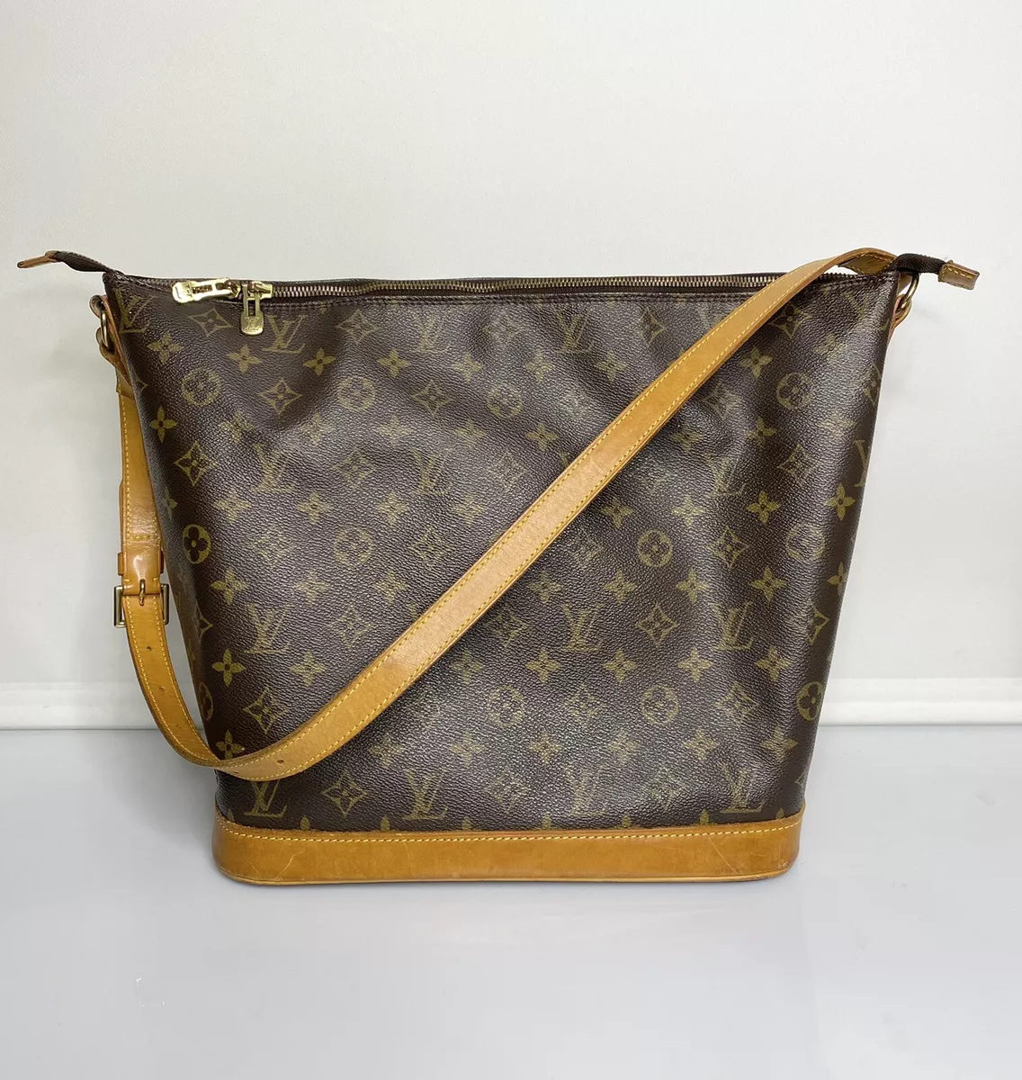 LOUIS VUITTON x SHARON STONE - Sac porté épaule modèle Amfar Three en  toile monogram et cuir naturel,, Vente aux enchères : Mode - Vintage -  Maroquinerie