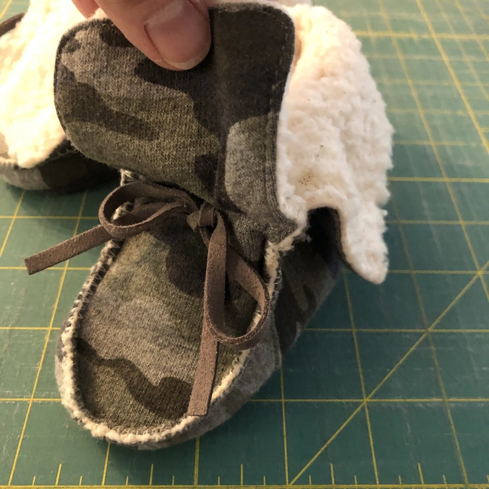 Botines de bebé Sherpa camuflados Mud Pie gris verde talla 0-6 Foto 2 de 4