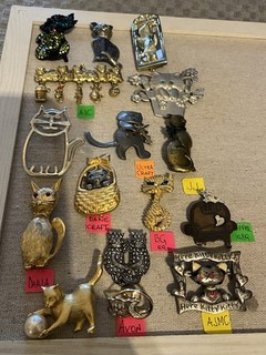 LOT OF 16 GOLD/SILVER TONE 'CAT ANIMAL' BROOCHES INCL. SIGNED VINTAGE NOW