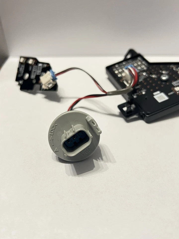 Placa de señal inversa de señal de luz trasera Odyssey 2025 Foto 2 de 4