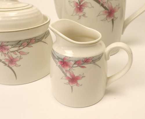 Vintage Royal Doulton Teapot Sugar Bowl Milk Jug Set Fresh Flowers L.S.1052 - Picture 2 of 14