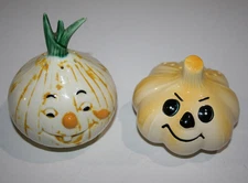 Anthropomorphic Garlic & Onion shakers w/stoppers - Mid Century Modern, Kitschy