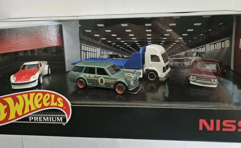 Hot Wheels Premium - Nissan - Juego 2019 - Camión plataforma plana y 3 autos Nissan Foto 2 de 4