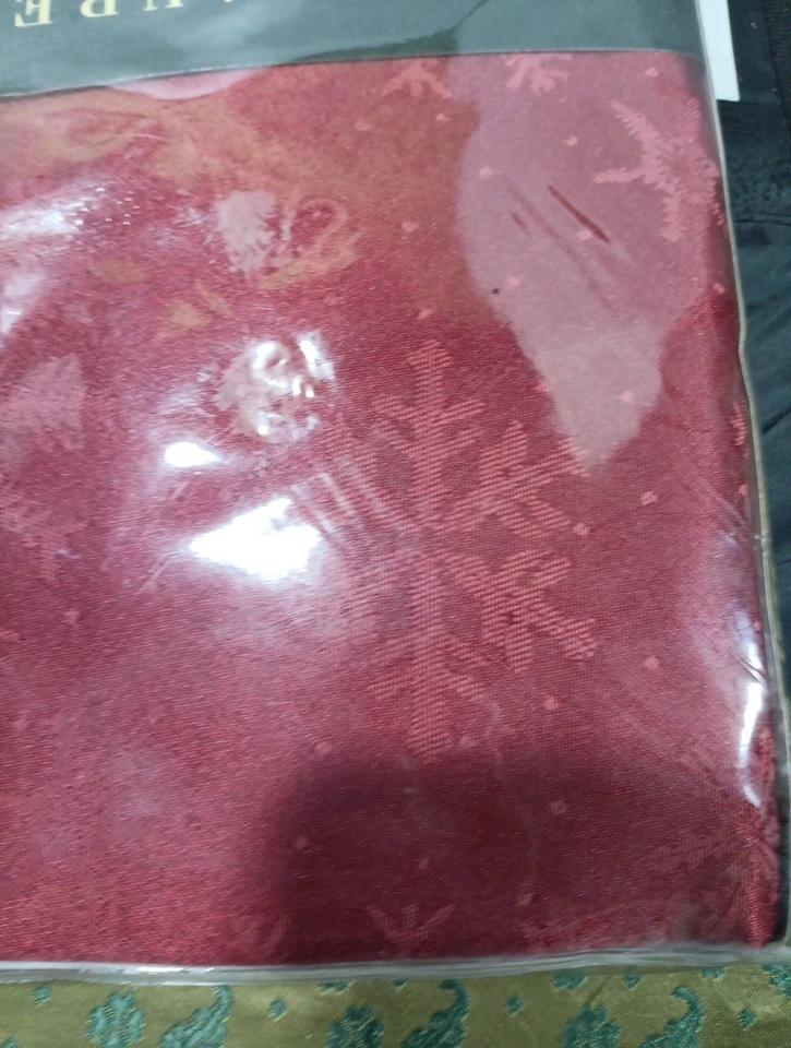 Lauren Ralph Lauren Ralph Lauren Home Christmas Tablecloth Red Snowflakes 60x84 - Image 2 of 4