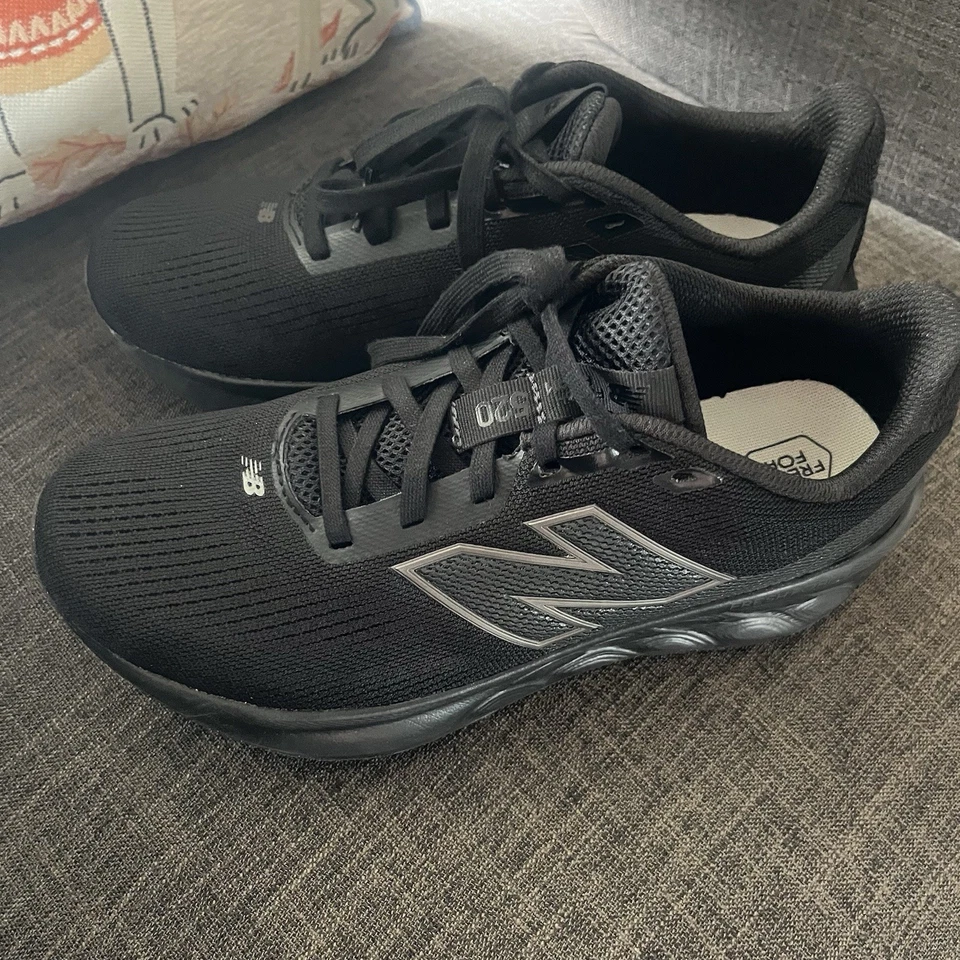 Tênis de corrida New Balance 520 v9 feminino 8,5 de largura preto - Imagem 2 de 4
