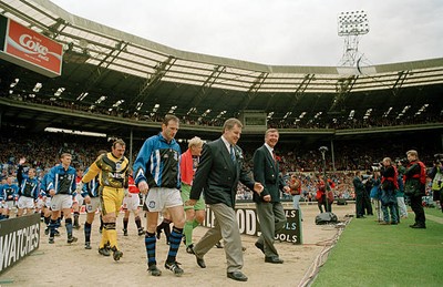 Everton Manchester United walk onto the field at Wembley Stadium b- Old Photo
